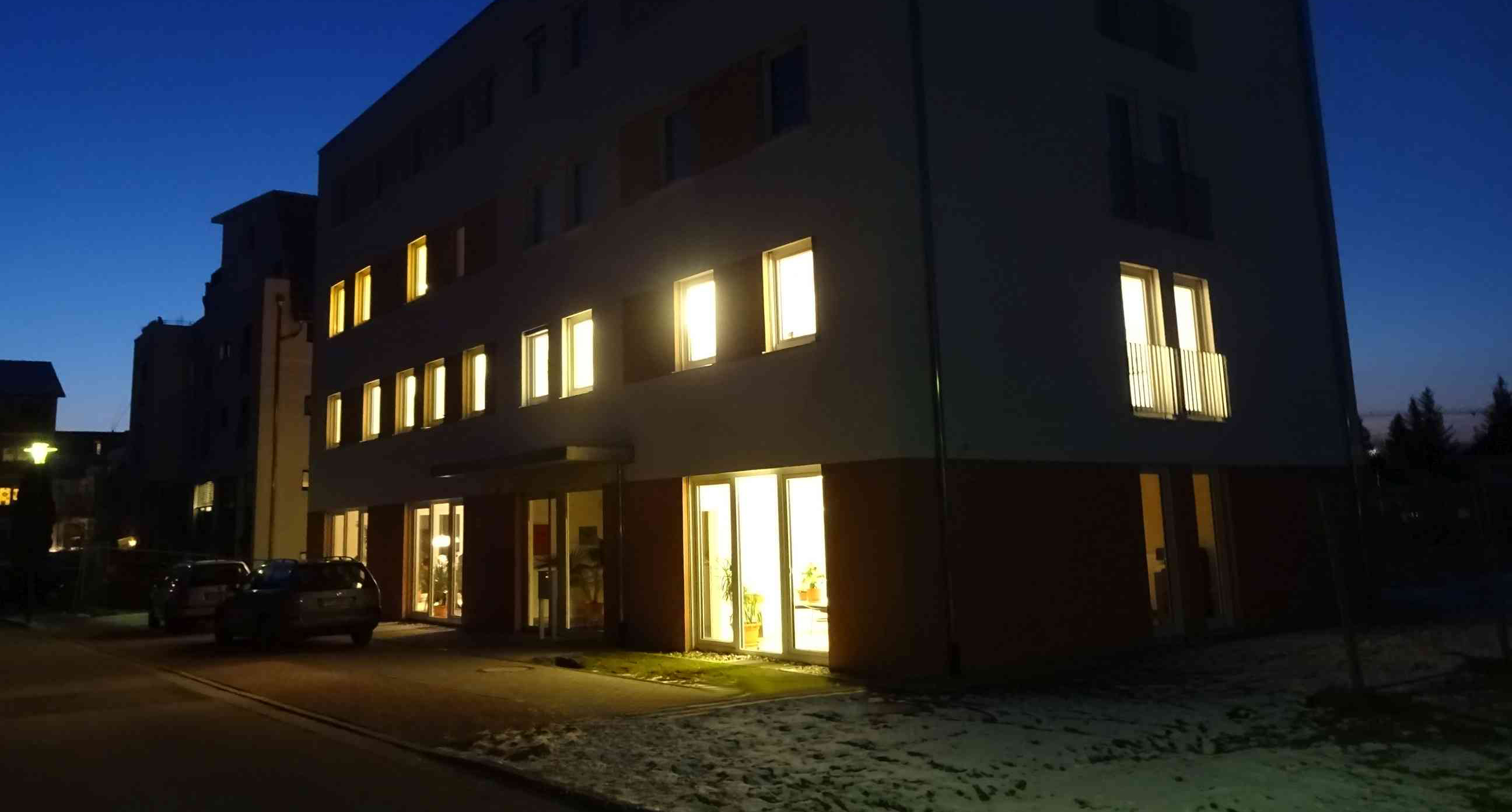 Abendansicht der im Dezember 2016 fertiggestellten ZfP Tagesklinik, Bad Krozingen